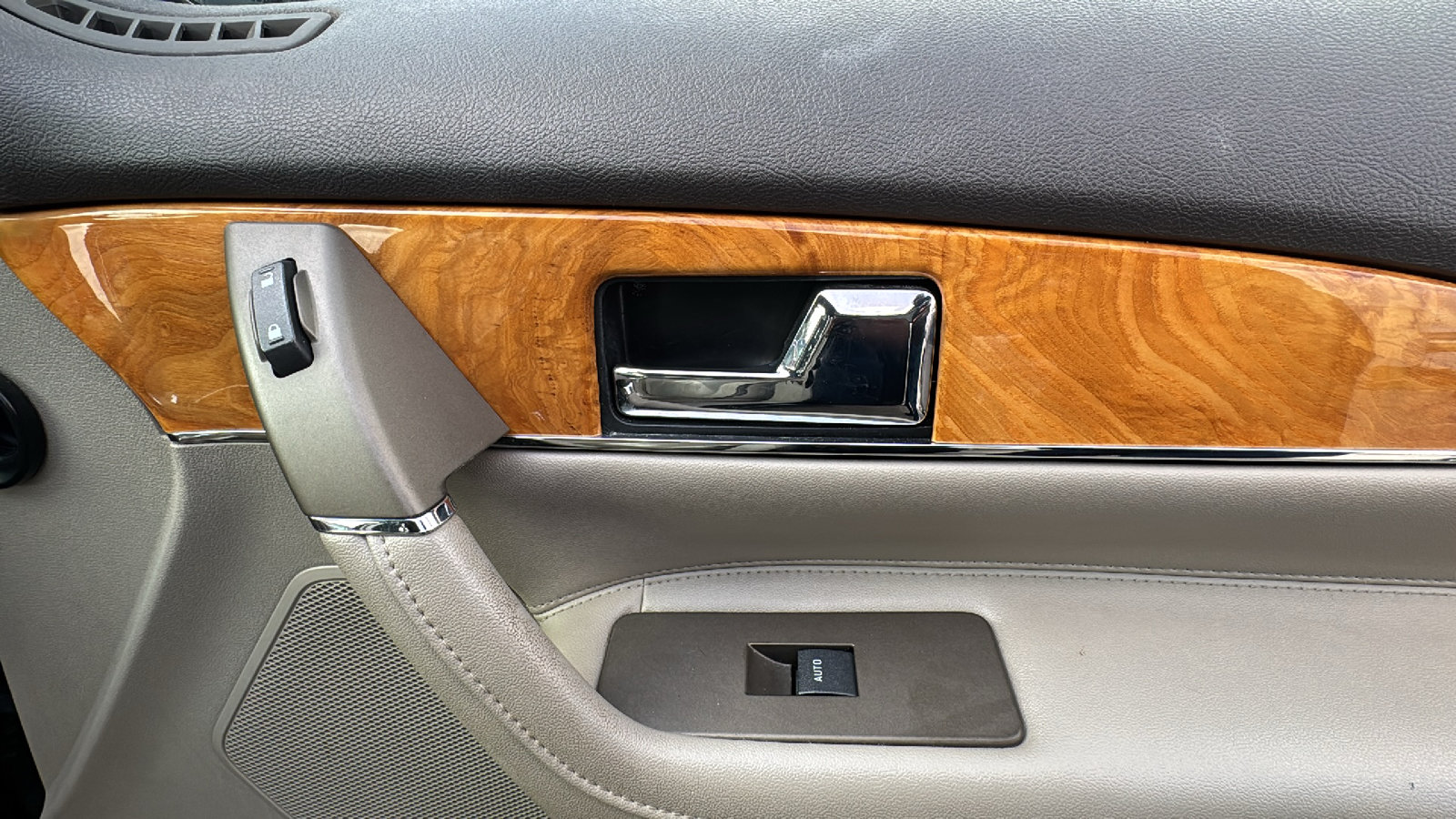Used 2013 Lincoln MKX FWD image 16
