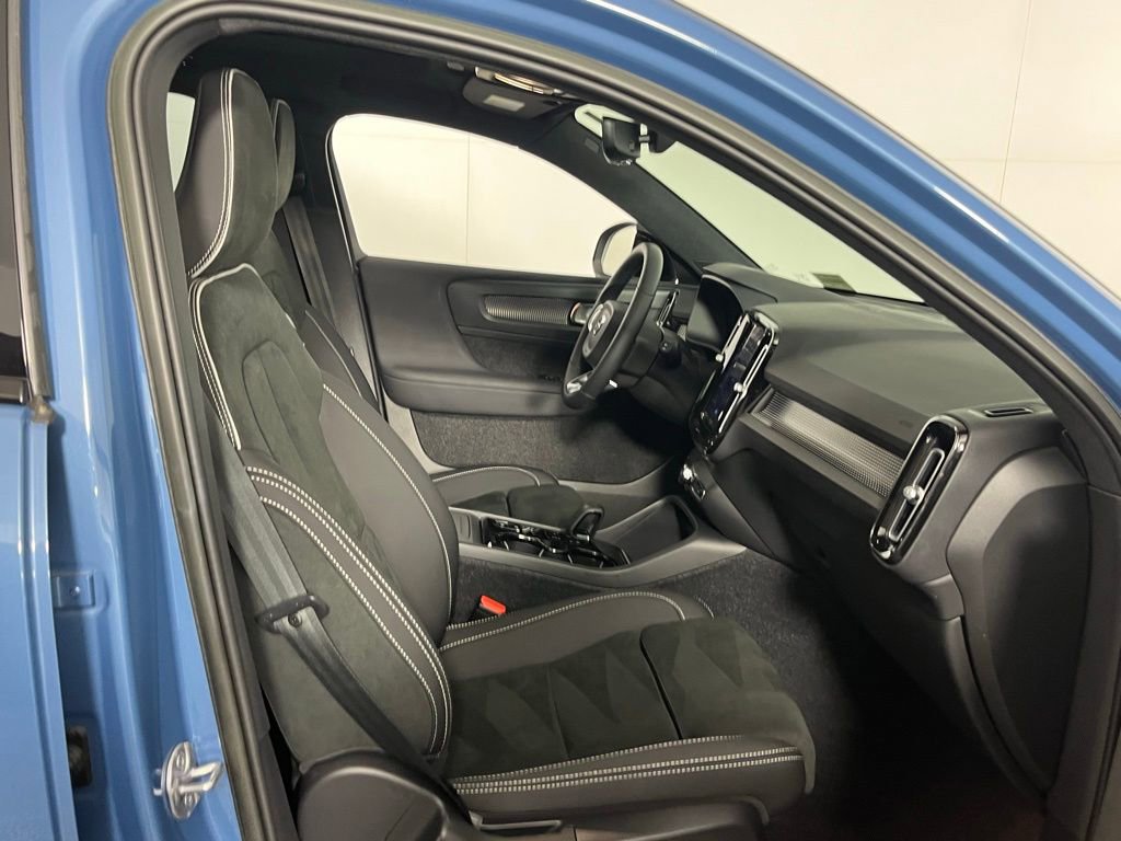 Used 2023 Volvo XC40 B5 Ultimate w/ Protection Package image 35