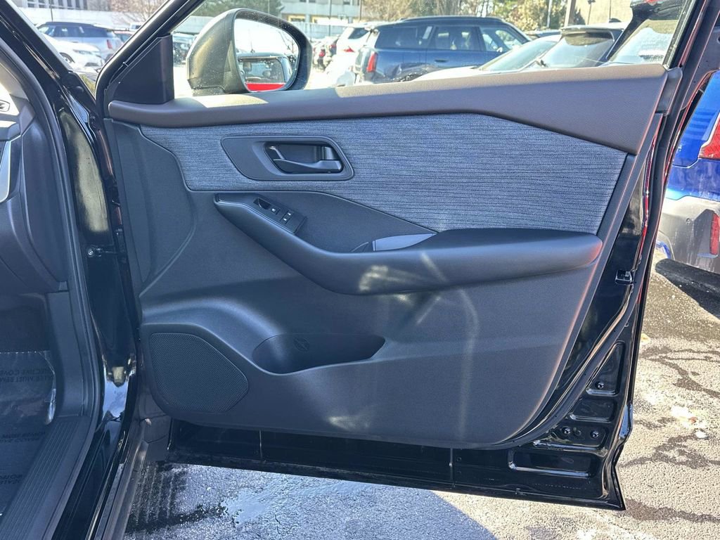 Used 2023 Nissan Rogue S image 29