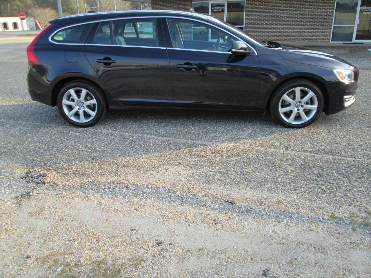 Used 2017 Volvo V60 T5 Premier w/ Convenience Package image 16
