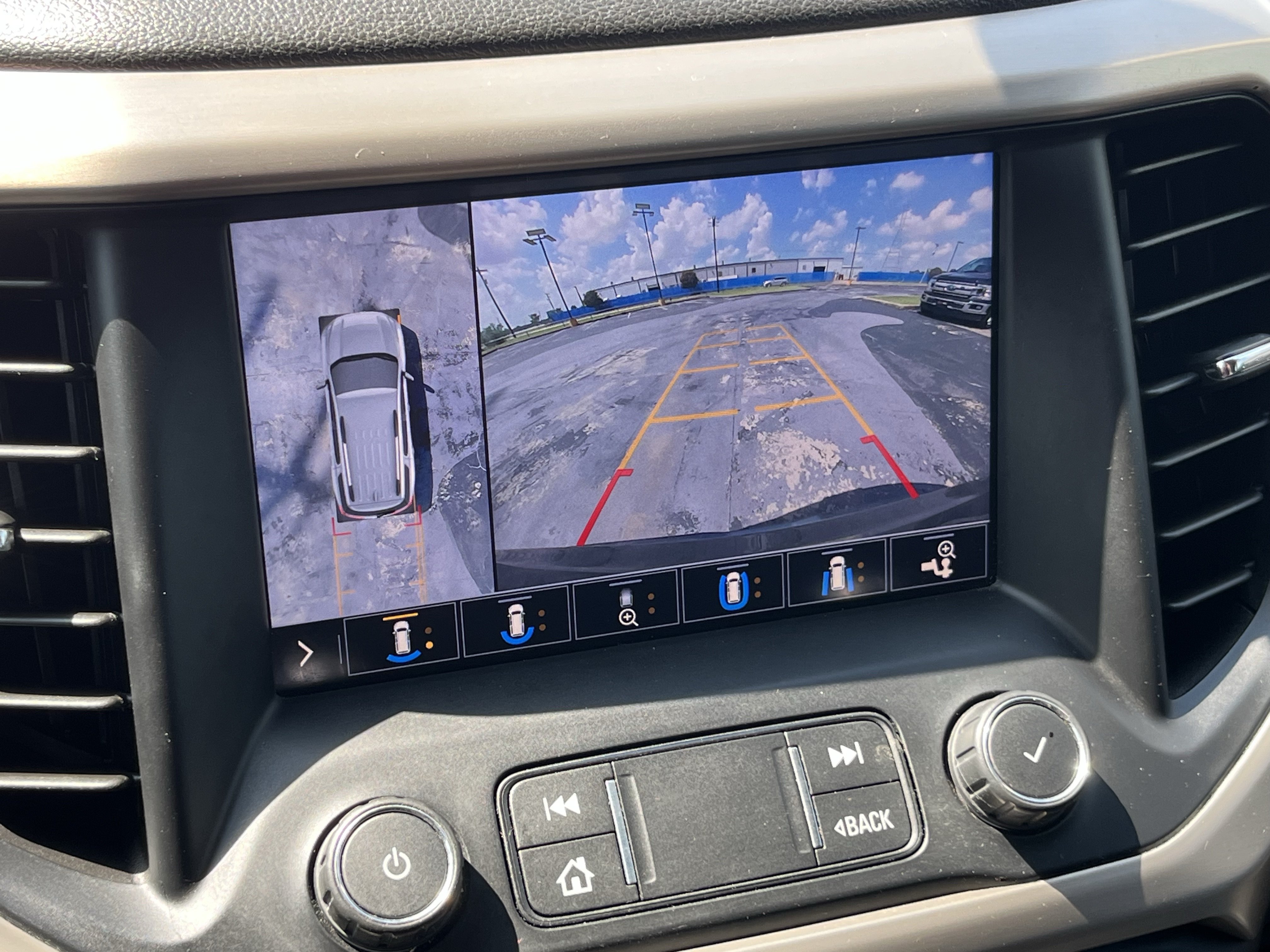 Used 2020 GMC Acadia Denali w/ Technology Package FWD image 24