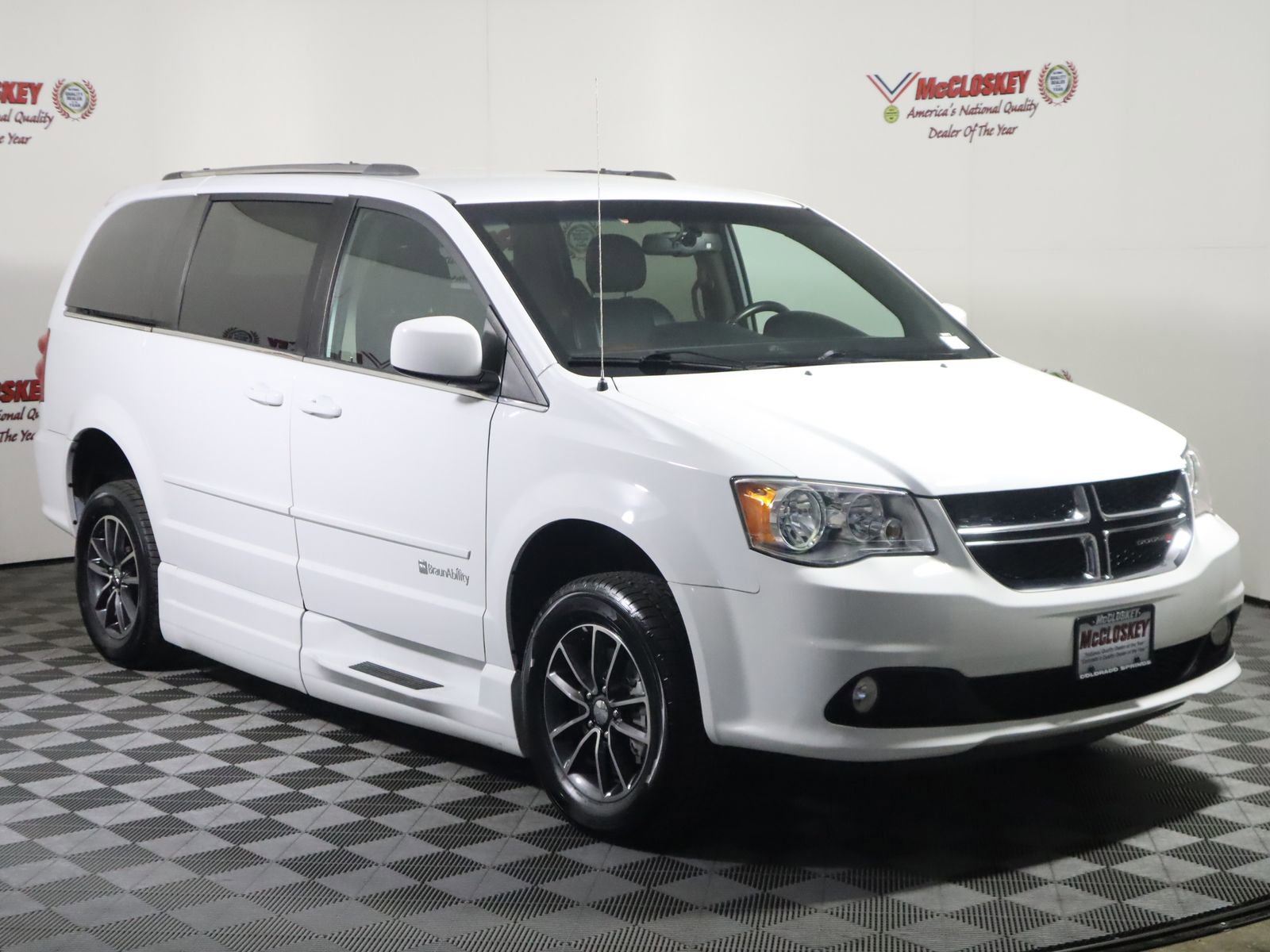 Used 2017 Dodge Grand Caravan SXT w/ Rear Park Assist Package image 4