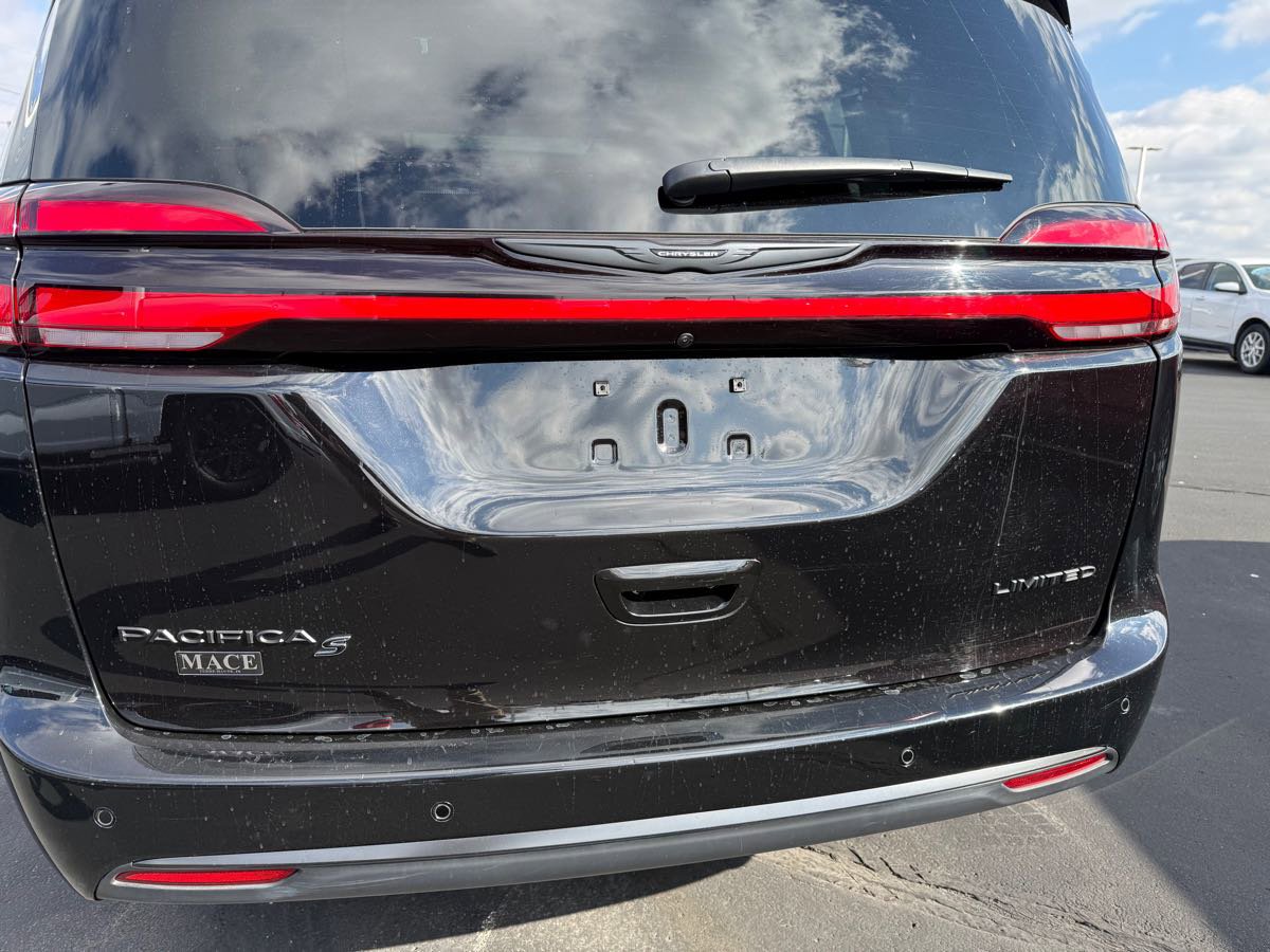 Used 2025 Chrysler Pacifica Limited image 7