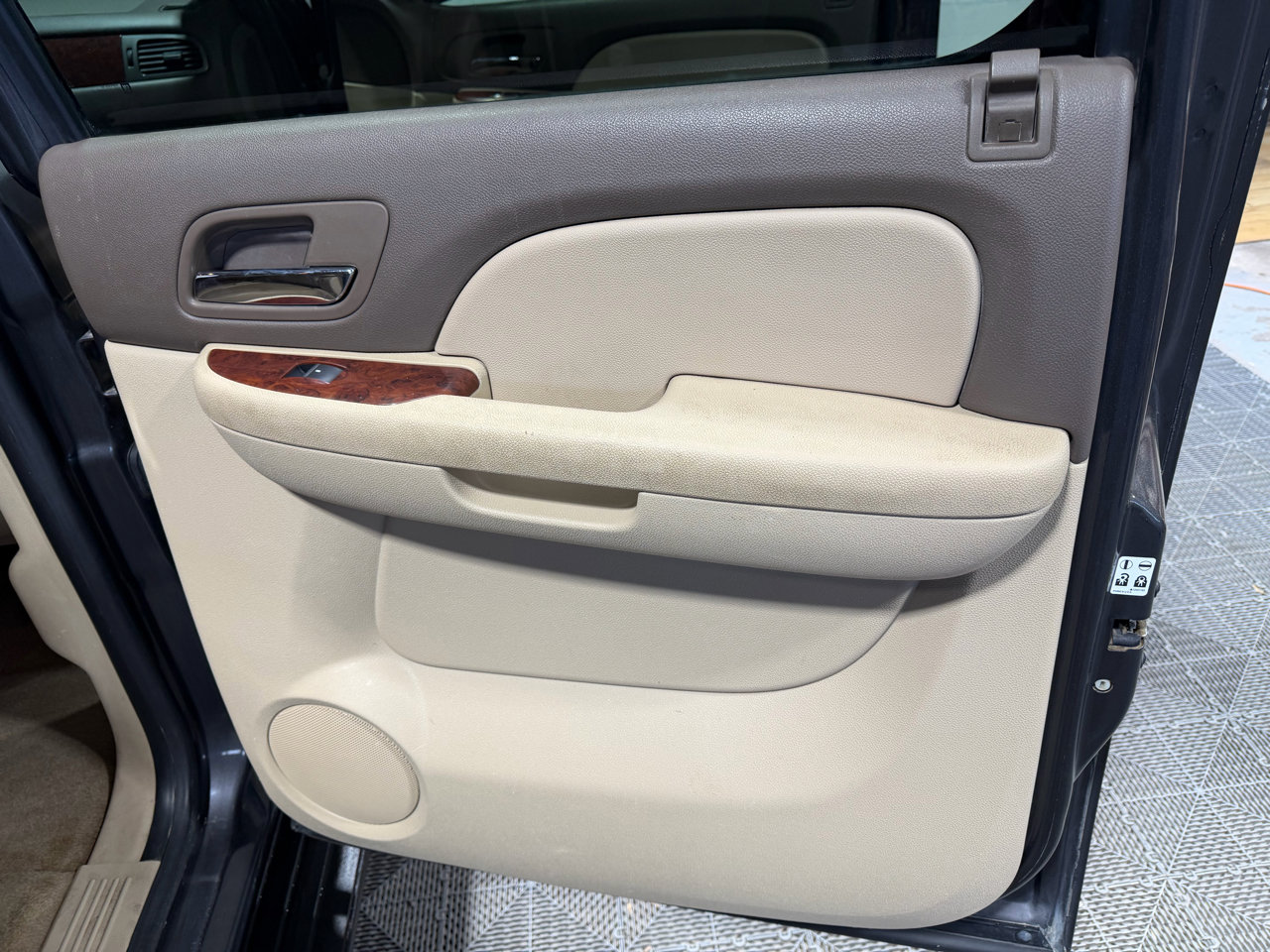 Used 2010 Chevrolet Suburban LT image 16