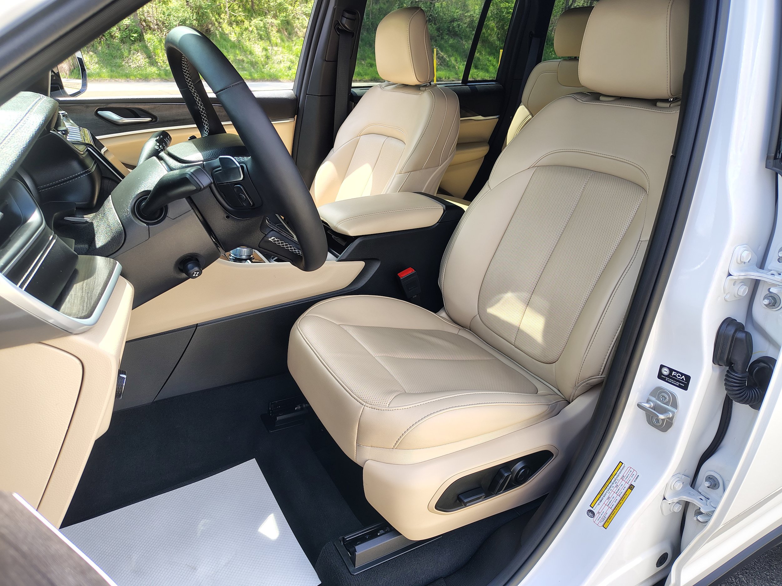 Certified 2025 Jeep Grand Cherokee Limited w/ Luxury Tech Group II AWD/4WD image 19