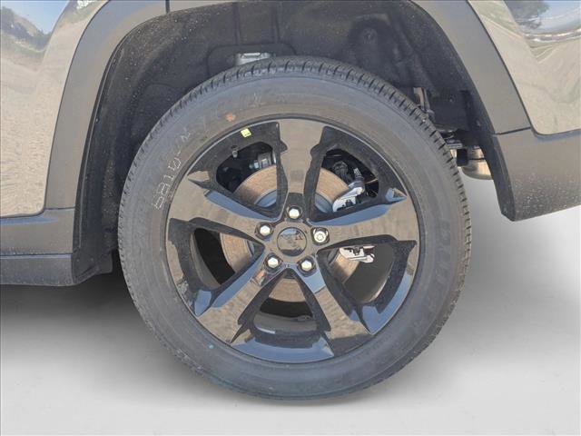 New 2025 Jeep Grand Cherokee Altitude image 10