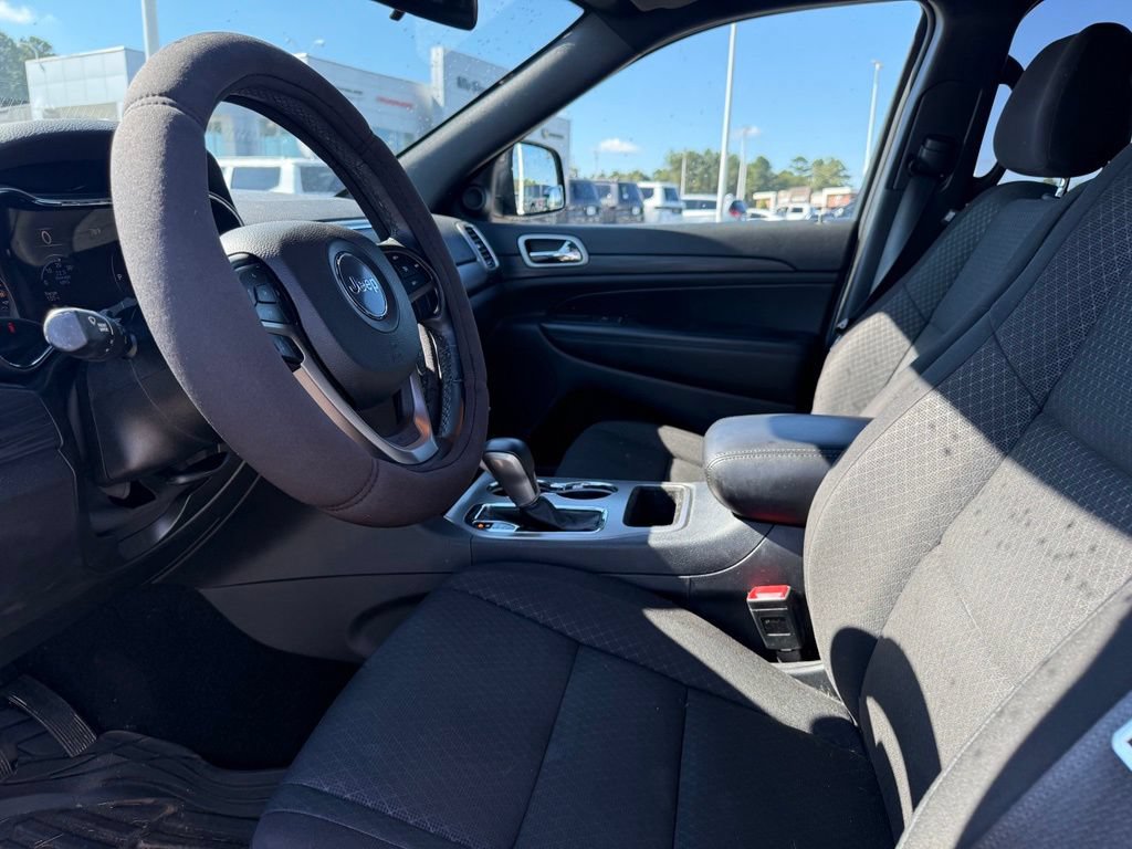 Used 2021 Jeep Grand Cherokee Laredo RWD image 4