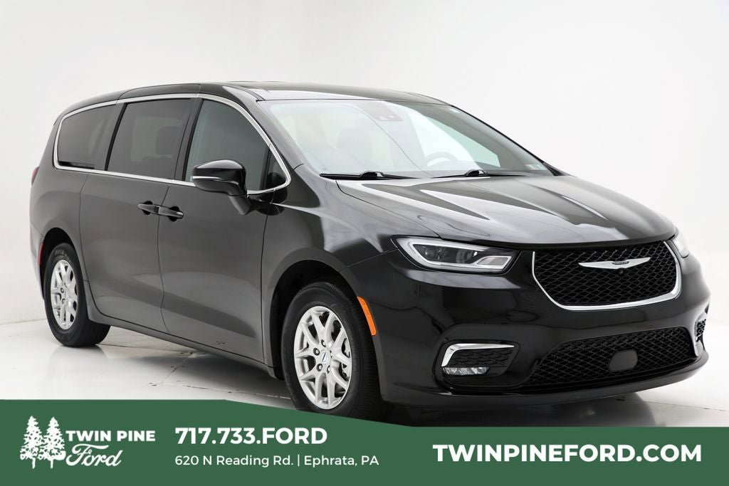 Used 2025 Chrysler Pacifica Select