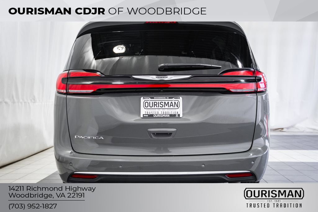 Used 2025 Chrysler Pacifica Select image 6