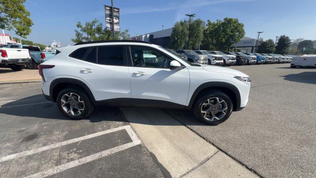 Used 2025 Chevrolet Trax LT w/ Driver Confidence Package image 9