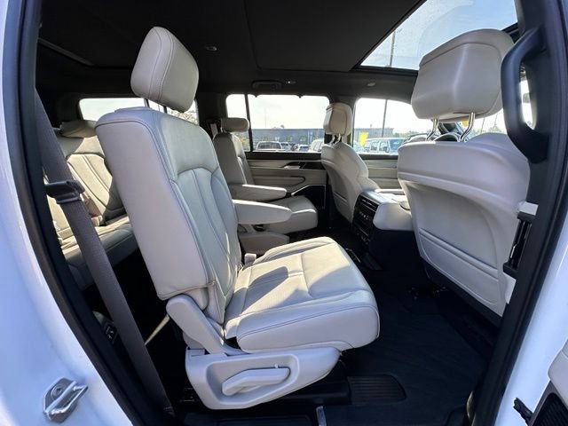 Used 2025 Jeep Wagoneer Series III w/ Premium Group I AWD/4WD image 34