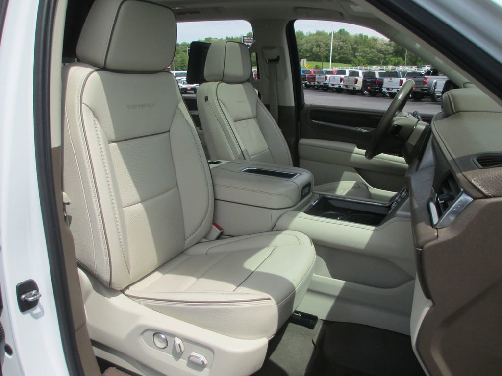 Used 2021 GMC Yukon XL Denali w/ Denali Ultimate Package AWD/4WD image 26
