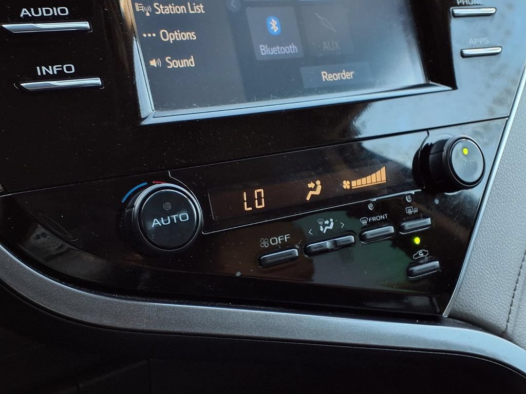 Certified 2018 Toyota Camry SE w/ Convenience Package FWD image 11