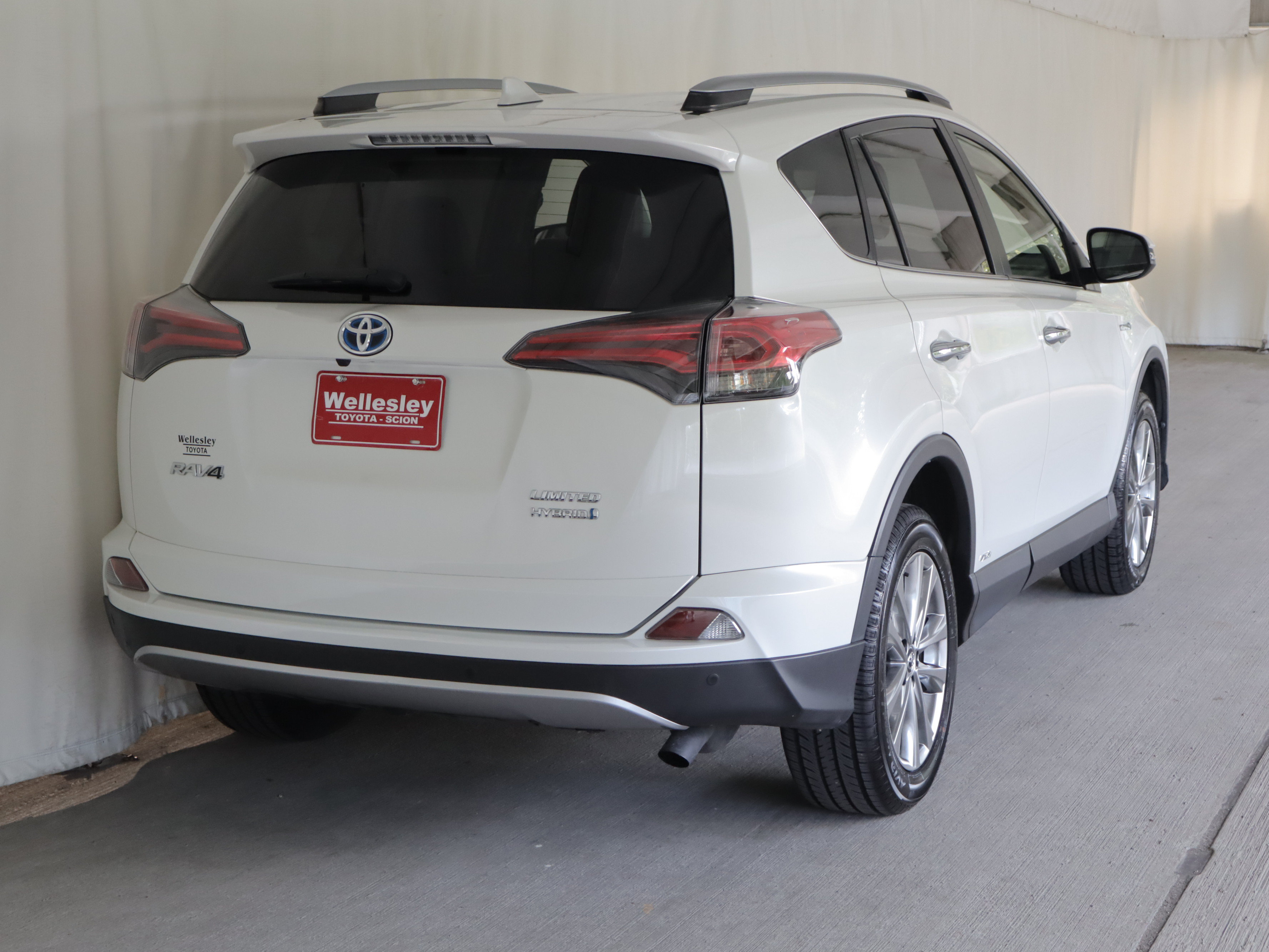 Used 2018 Toyota RAV4 Limited AWD/4WD image 8