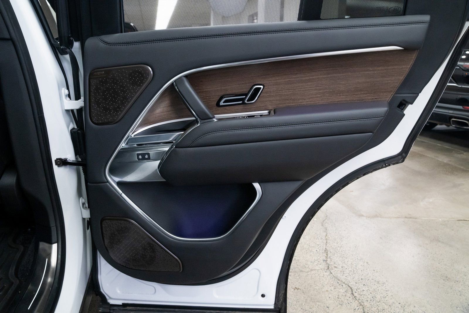 Used 2025 Land Rover Range Rover Autobiography image 23