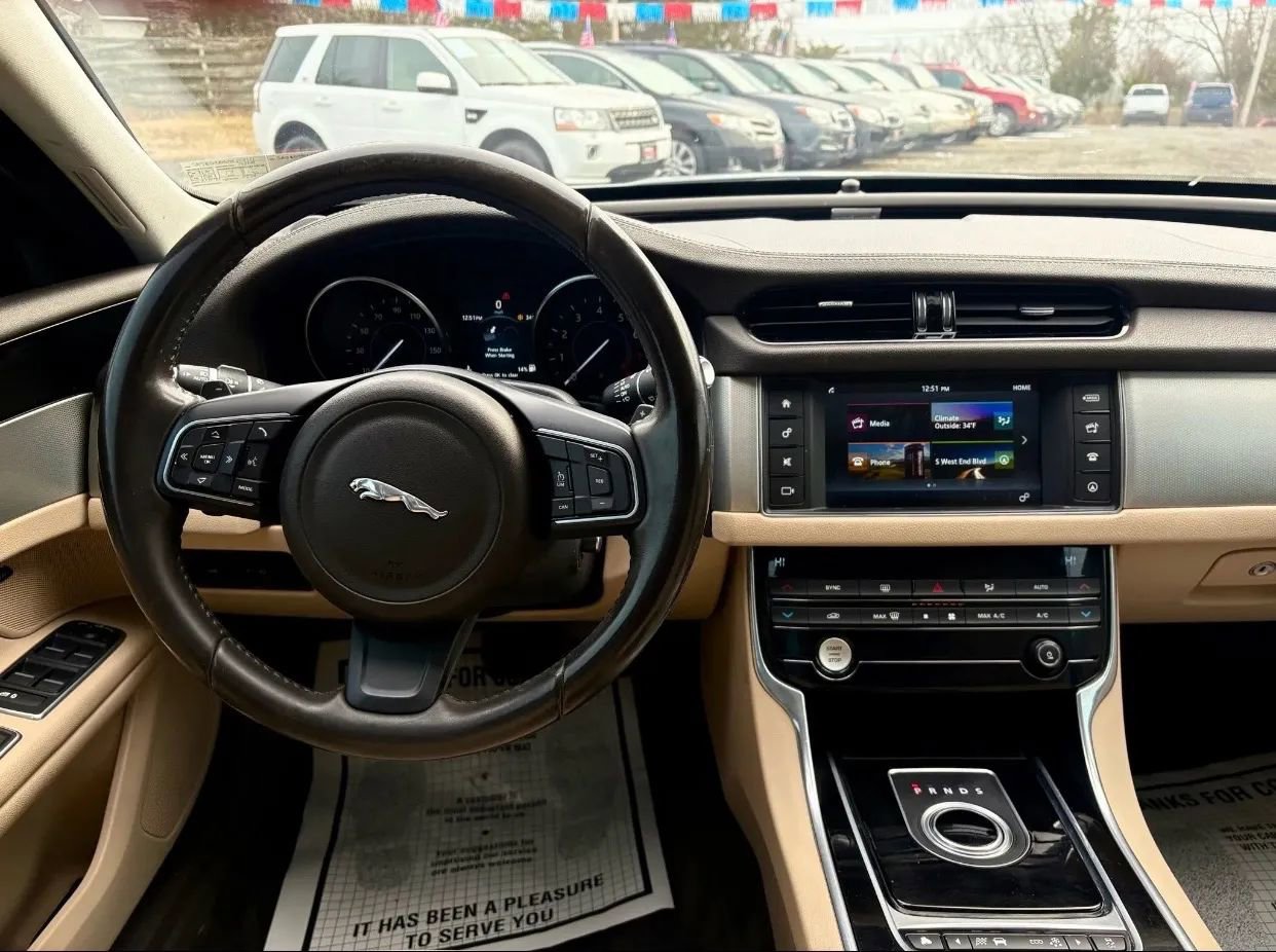 Used 2016 Jaguar XF Premium image 30