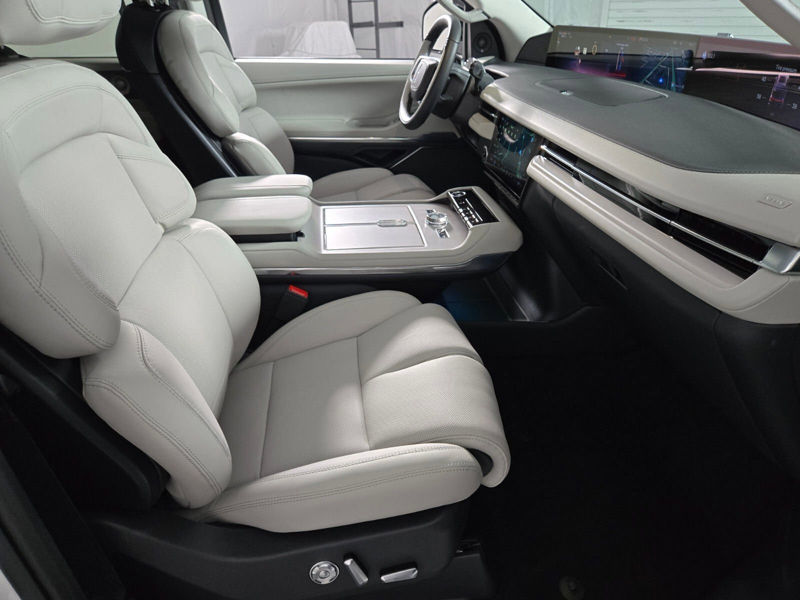 New 2026 Lincoln Navigator Reserve w/ Jet Appearance Package AWD/4WD image 21