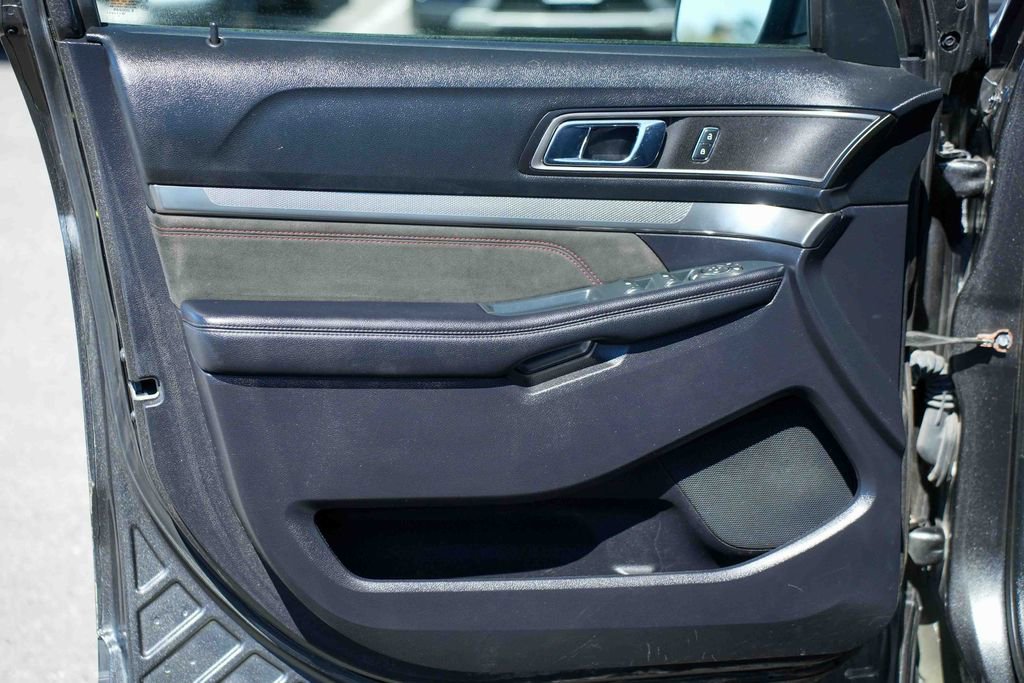 Used 2018 Ford Explorer XLT w/ Equipment Group 202A AWD/4WD image 17