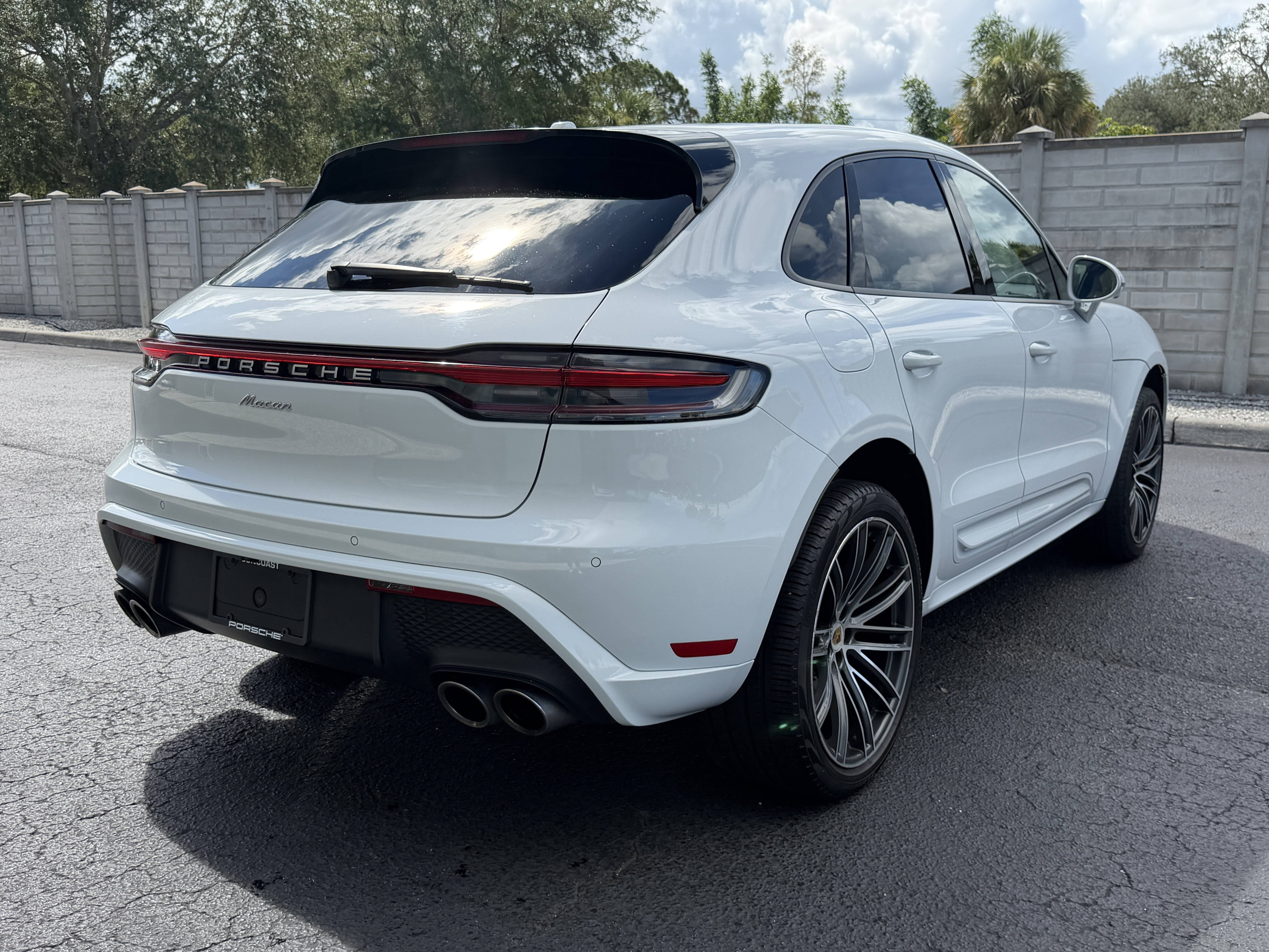 Certified 2024 Porsche Macan AWD/4WD image 6