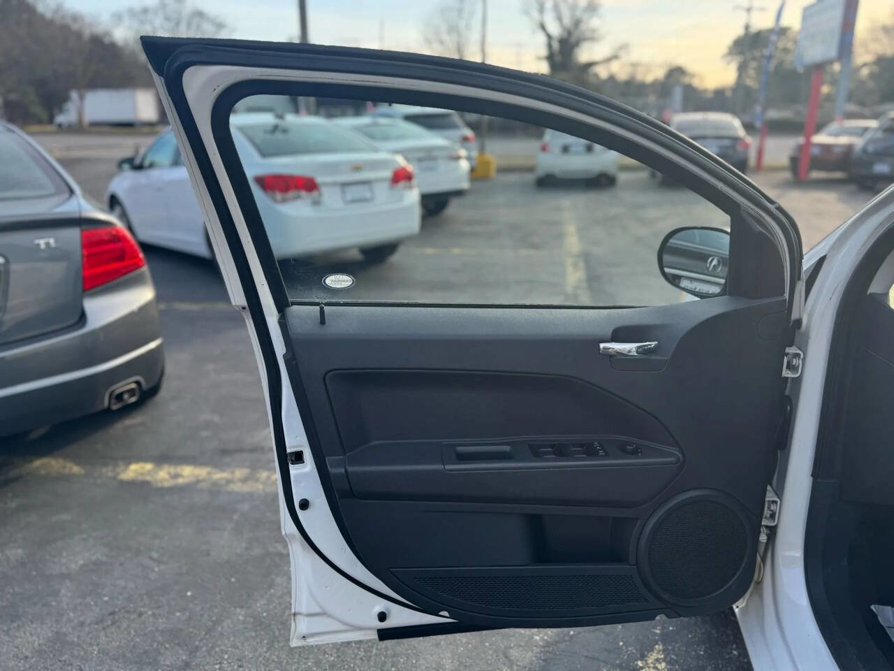 Used 2009 Dodge Caliber SXT image 7