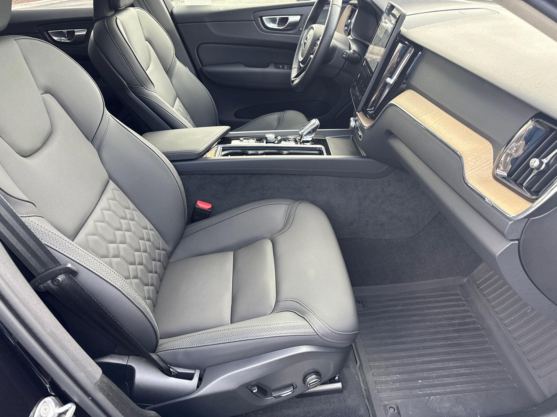 Used 2026 Volvo XC60 B5 Plus w/ Climate Package PRO AWD/4WD image 14