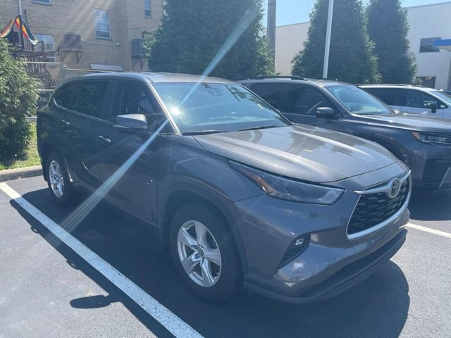 Used 2024 Toyota Highlander LE FWD image 1