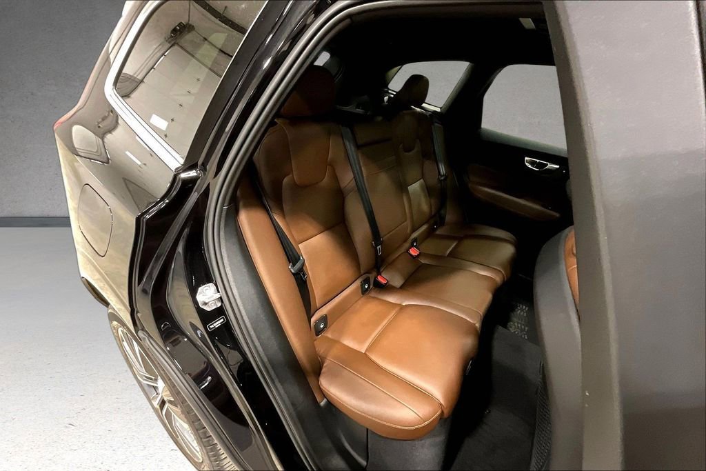 Used 2022 Volvo XC60 B5 Momentum w/ Climate Package image 24