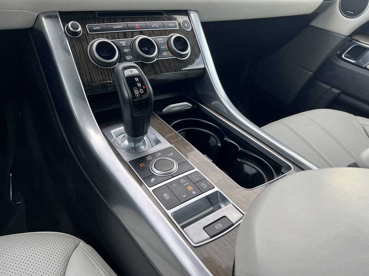 Used 2016 Land Rover Range Rover Sport HSE image 11