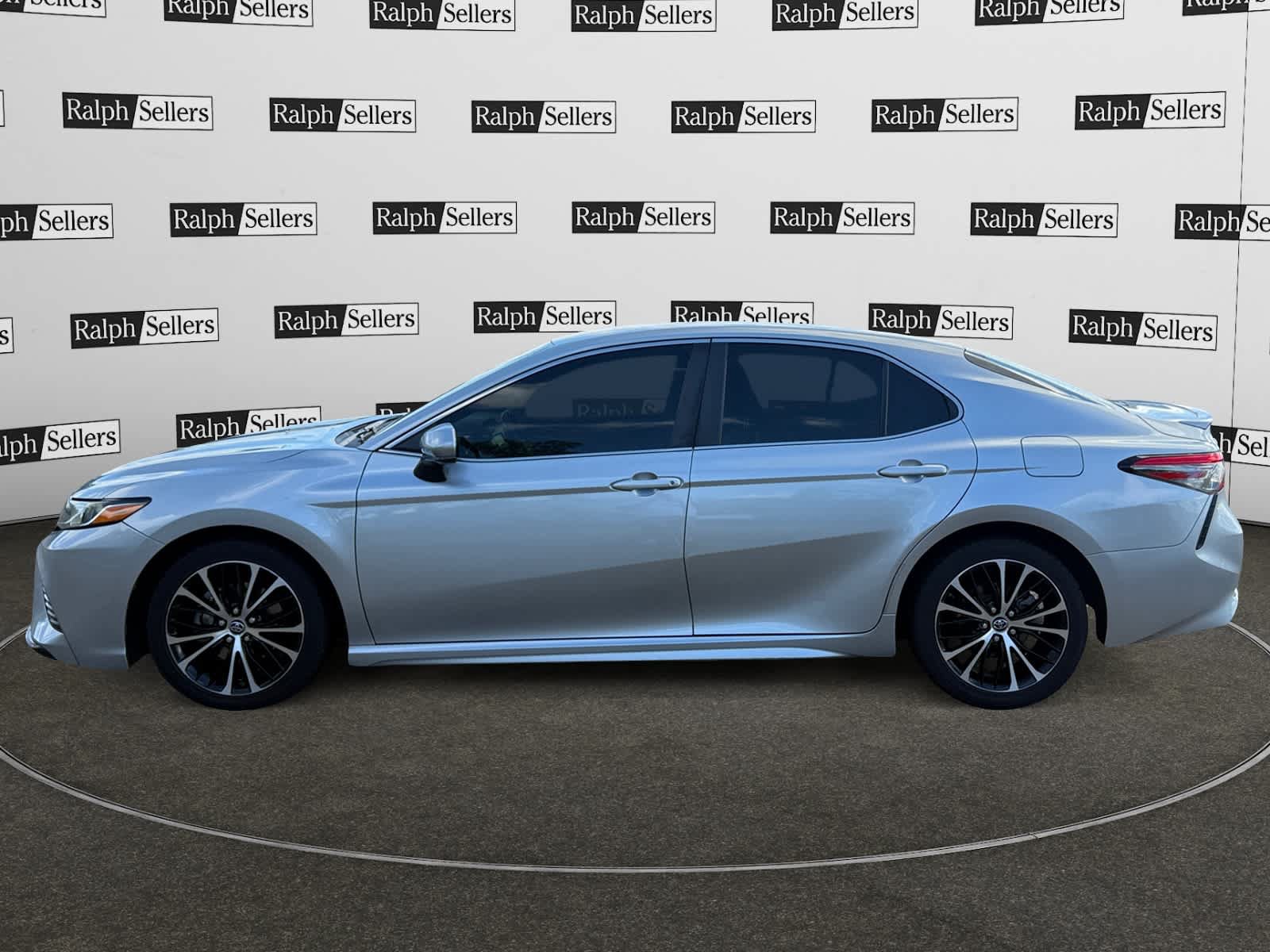 Used 2018 Toyota Camry SE FWD image 3