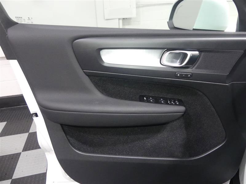 Used 2021 Volvo XC40 T5 Momentum w/ Climate Package image 18