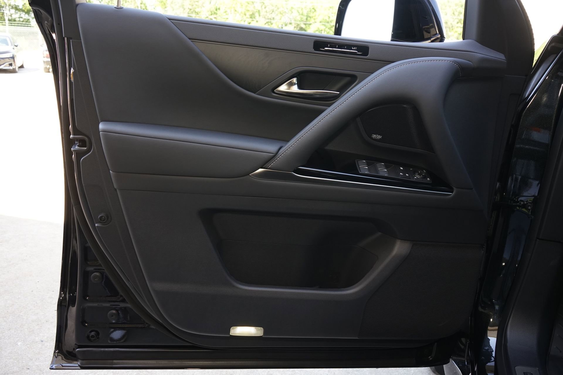 Used 2025 Lexus LX 600 4WD w/ Accessory Package (2T) image 28