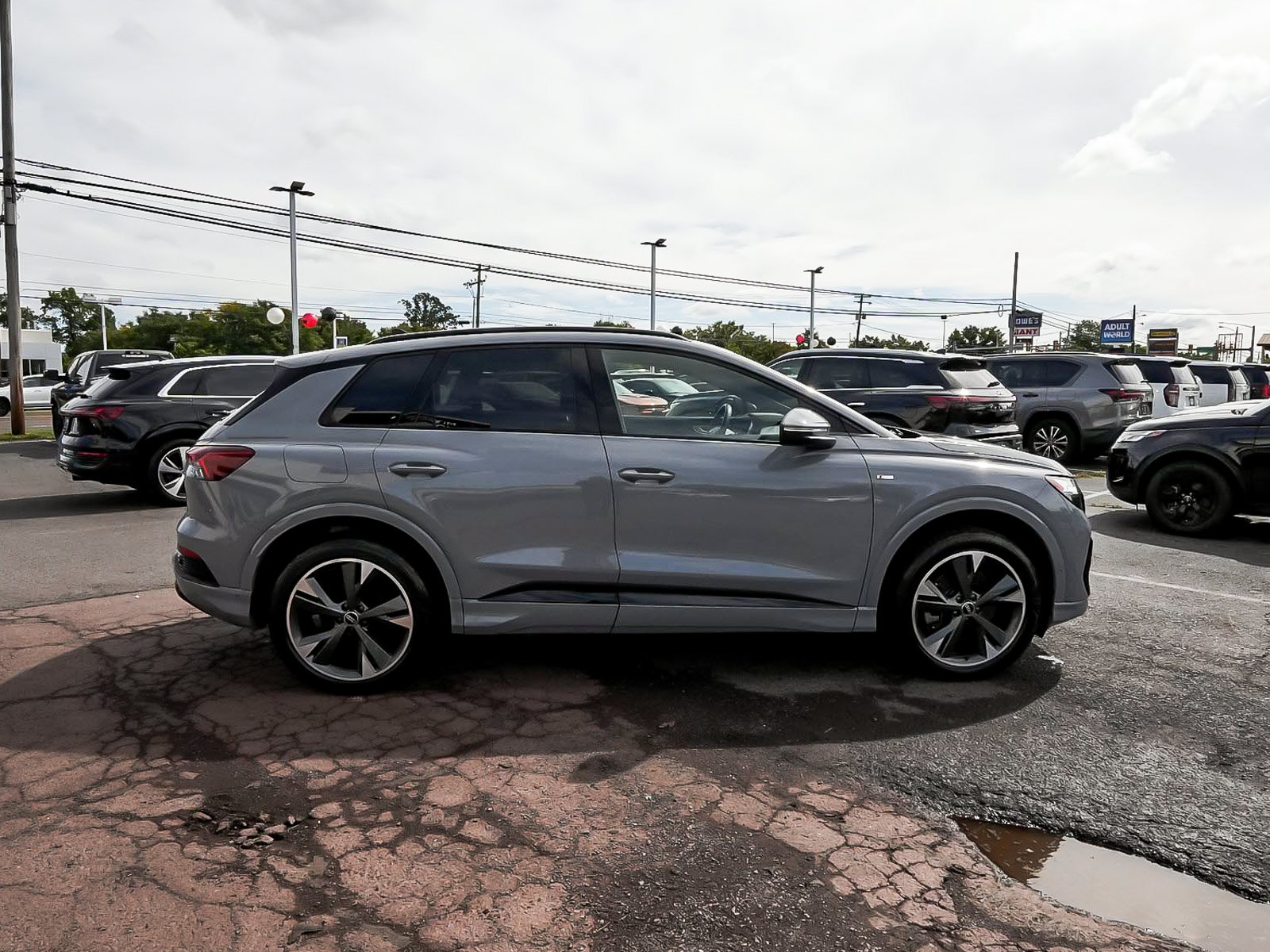 Used 2023 Audi Q4 e-tron Premium Plus w/ Premium Plus AWD/4WD image 7
