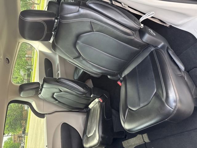 Used 2023 Chrysler Pacifica Touring-L FWD image 18