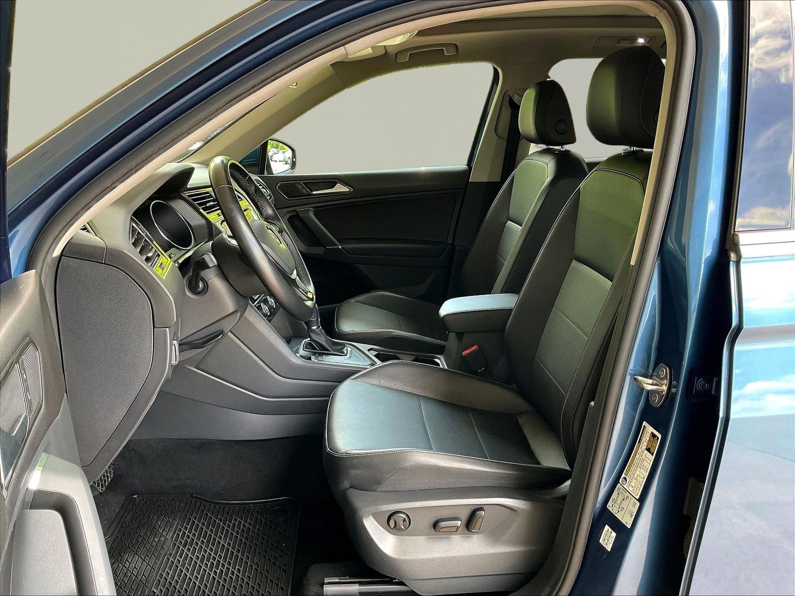 Used 2018 Volkswagen Tiguan SE w/ Panoramic Sunroof Package FWD image 20