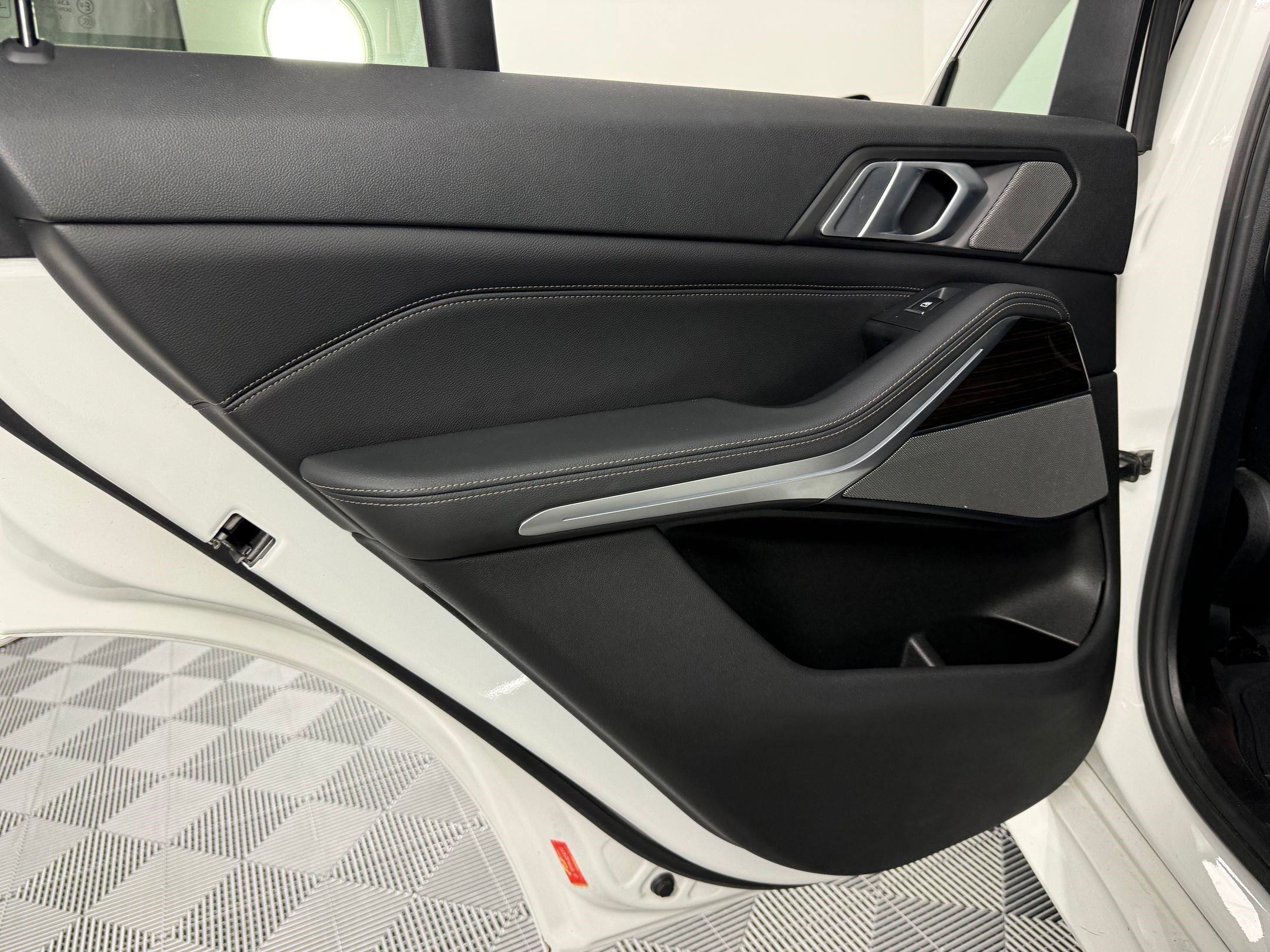 Used 2019 BMW X5 xDrive40i w/ M Sport Package image 17