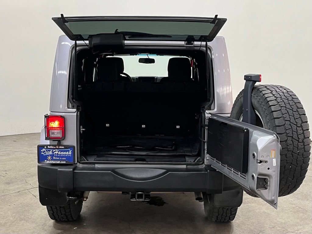 Used 2015 Jeep Wrangler Unlimited Rubicon w/ Connectivity Group AWD/4WD image 12