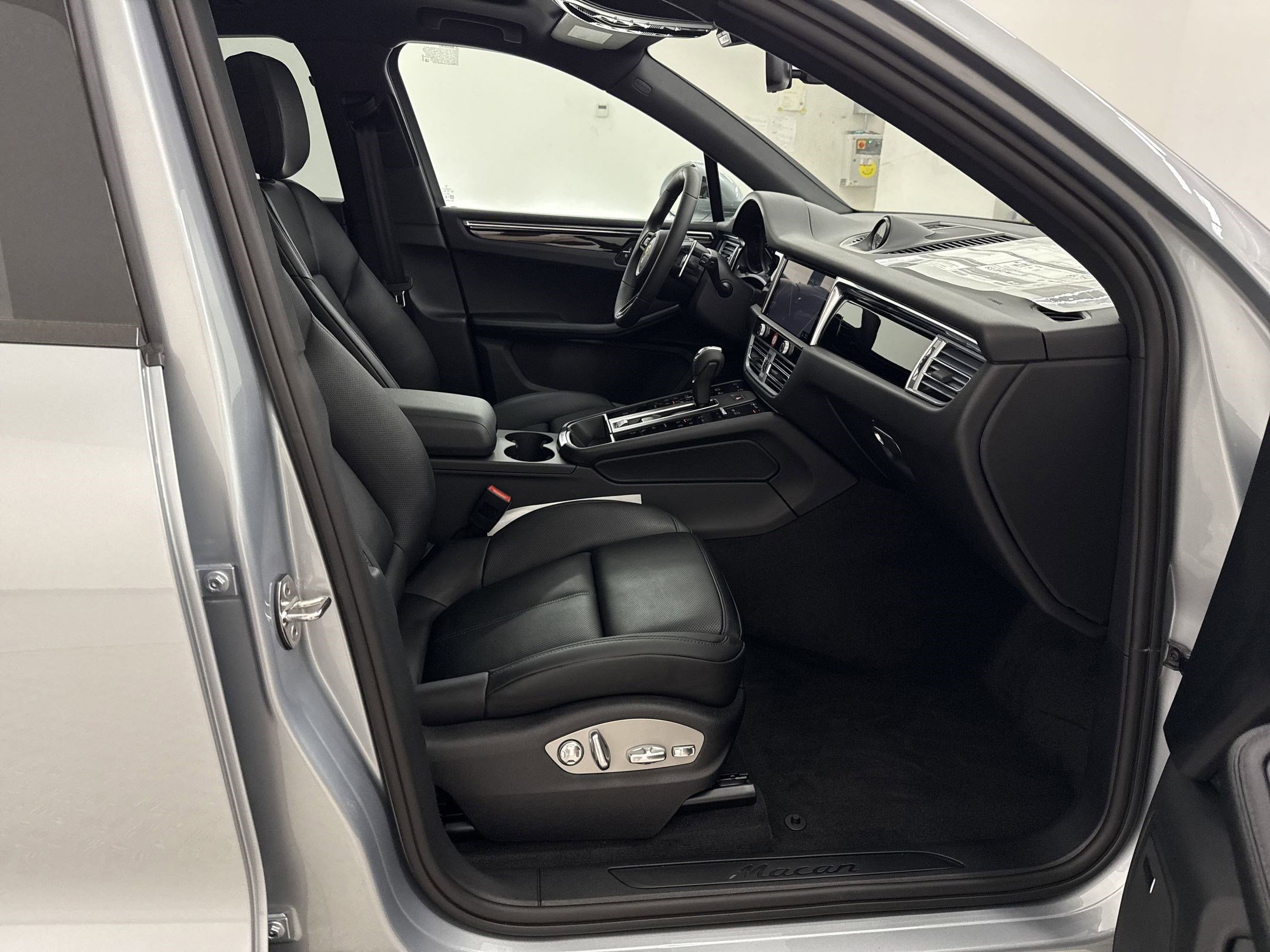 New 2025 Porsche Macan image 36