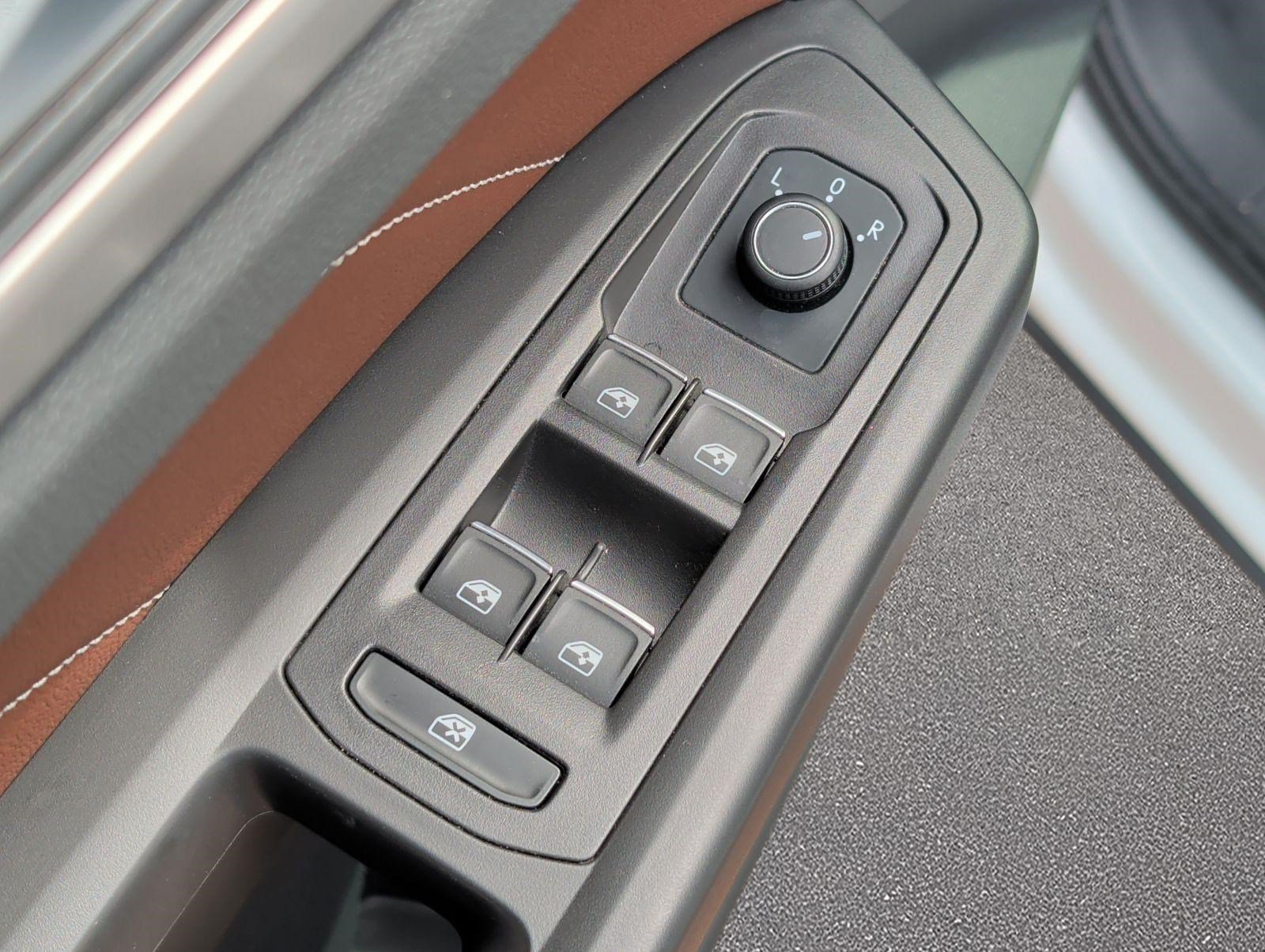 Used 2023 Volkswagen Atlas SE w/ Panoramic Sunroof Package FWD image 9