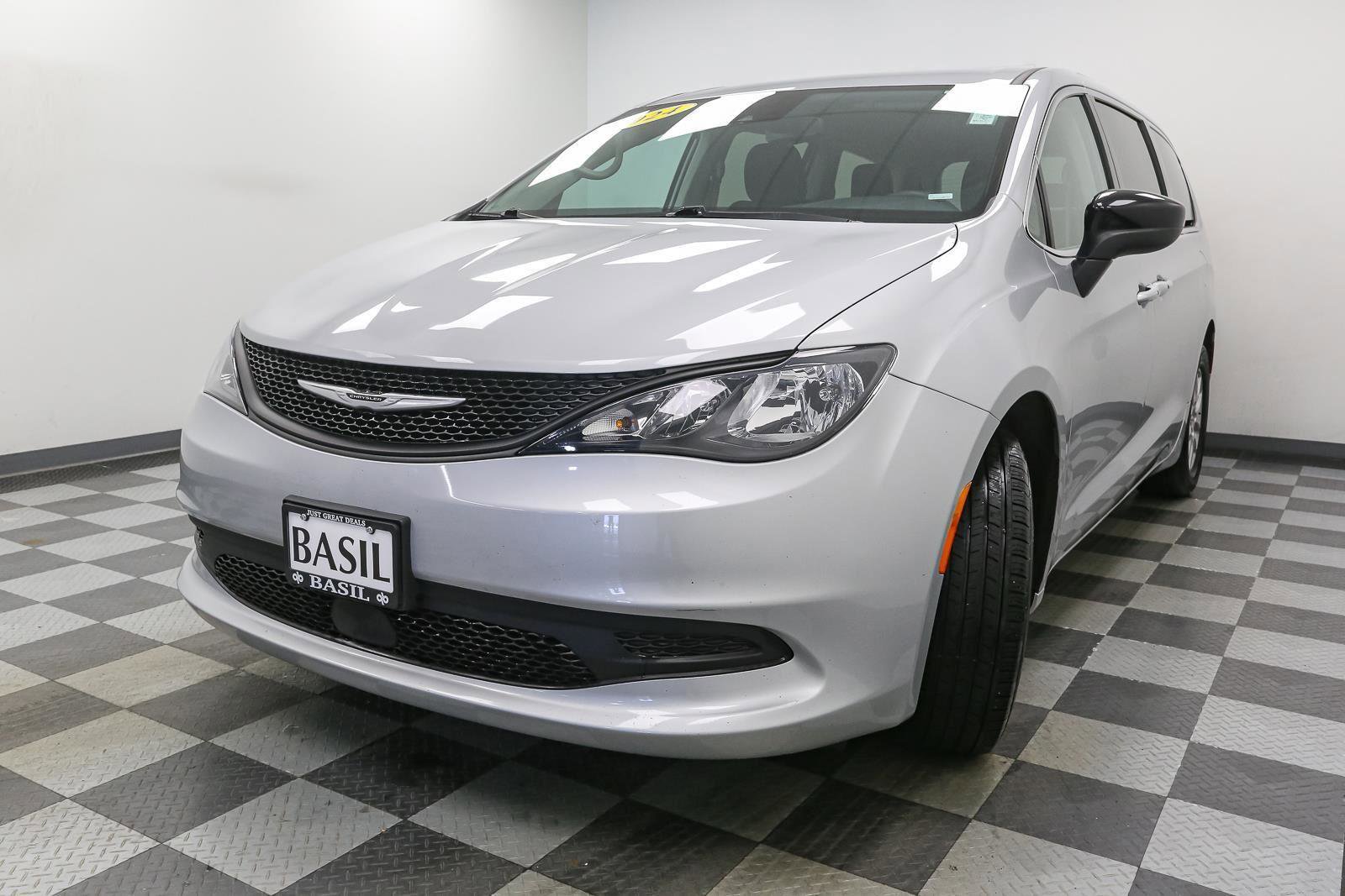 Used 2024 Chrysler Voyager LX image 4