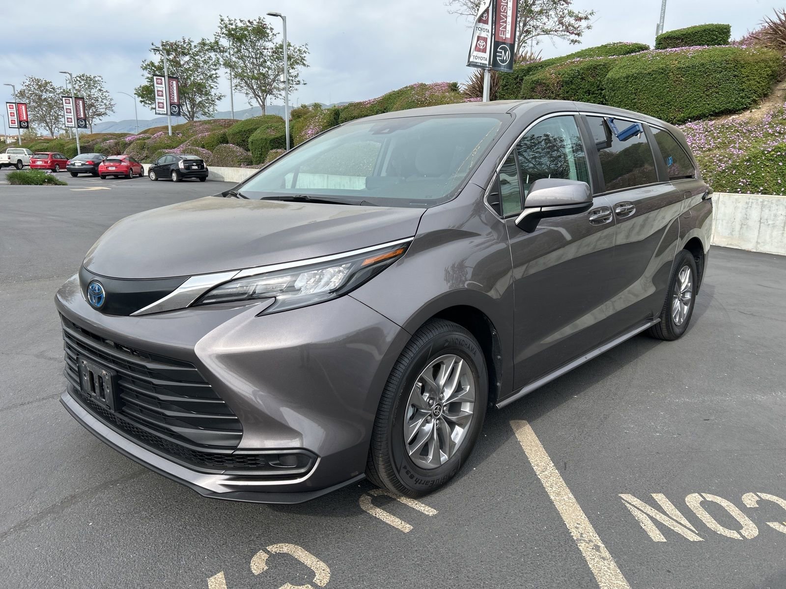 Used 2024 Toyota Sienna LE image 2