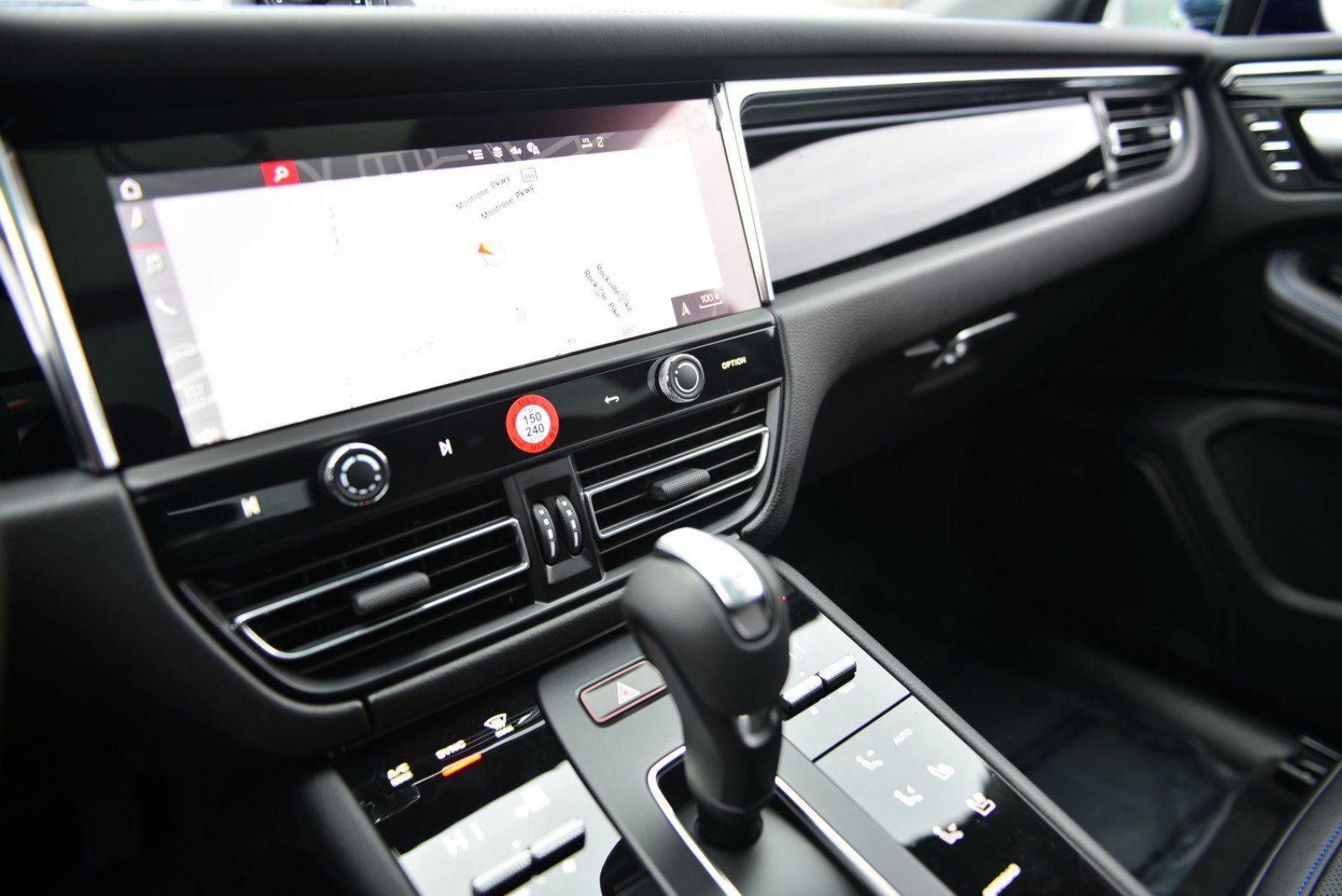 Used 2025 Porsche Macan image 18