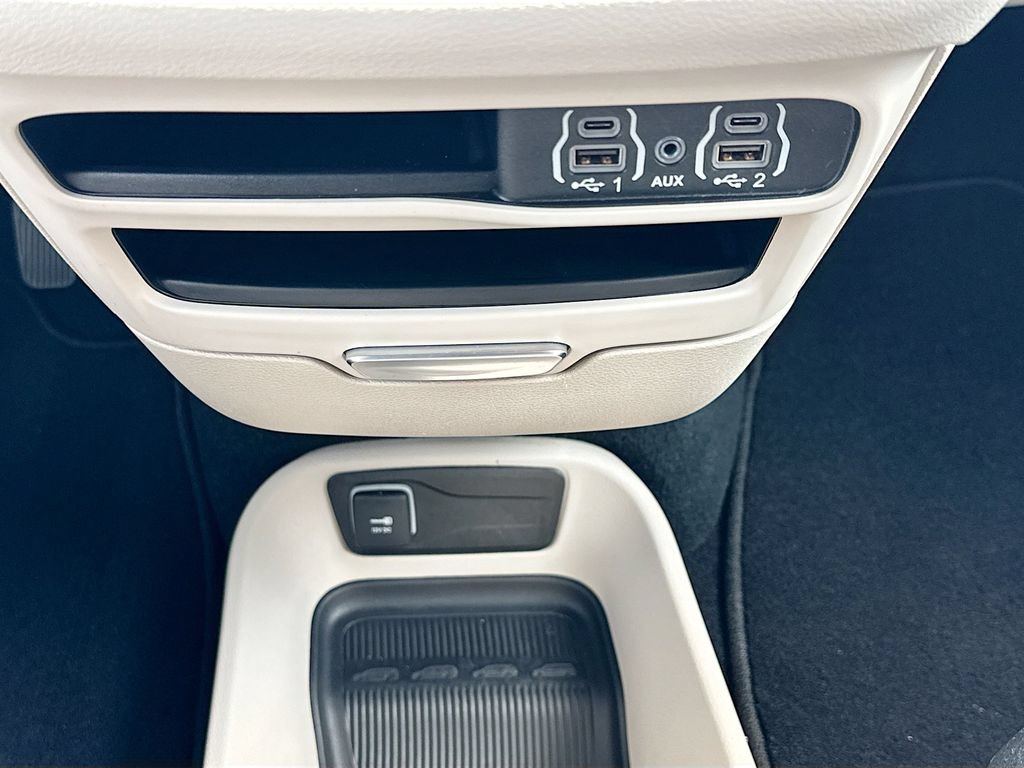 Used 2024 Chrysler Pacifica Touring-L FWD image 24