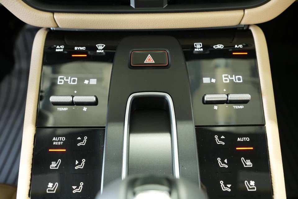 Certified 2025 Porsche Macan AWD/4WD image 21