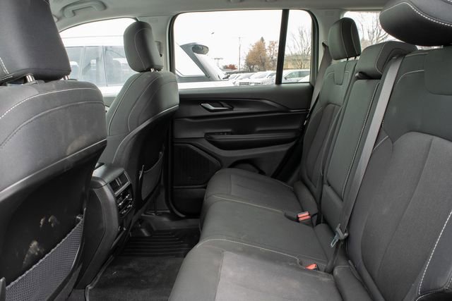 Used 2023 Jeep Grand Cherokee Laredo AWD/4WD image 17