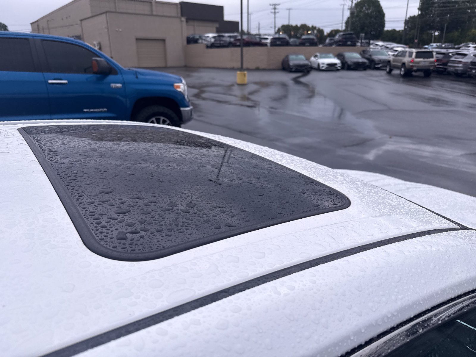 Used 2018 Toyota Camry SE w/ Moonroof Package FWD image 9