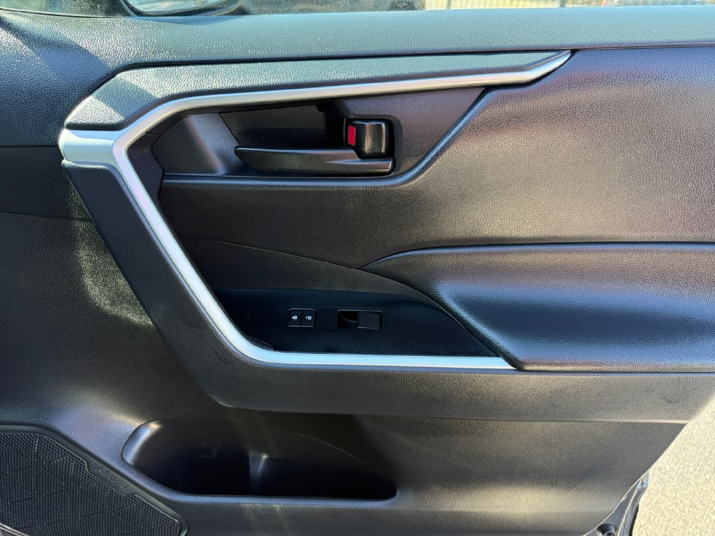 Used 2025 Toyota RAV4 LE AWD/4WD image 19