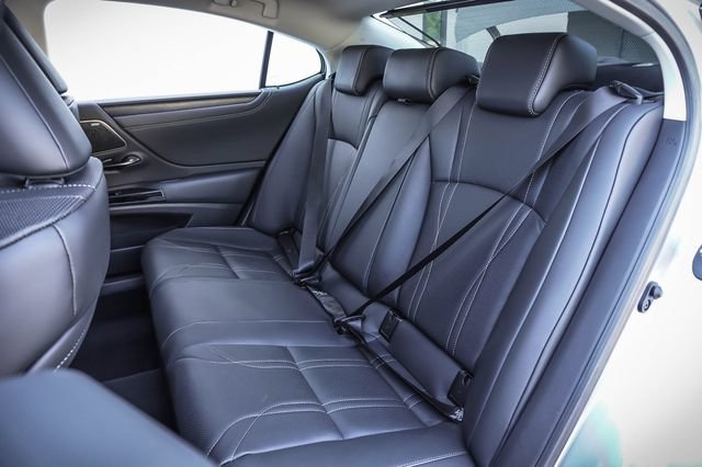 Certified 2025 Lexus ES 300h w/ Luxury Package FWD image 18