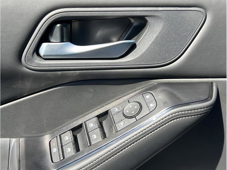 Used 2025 Nissan Rogue SV image 18