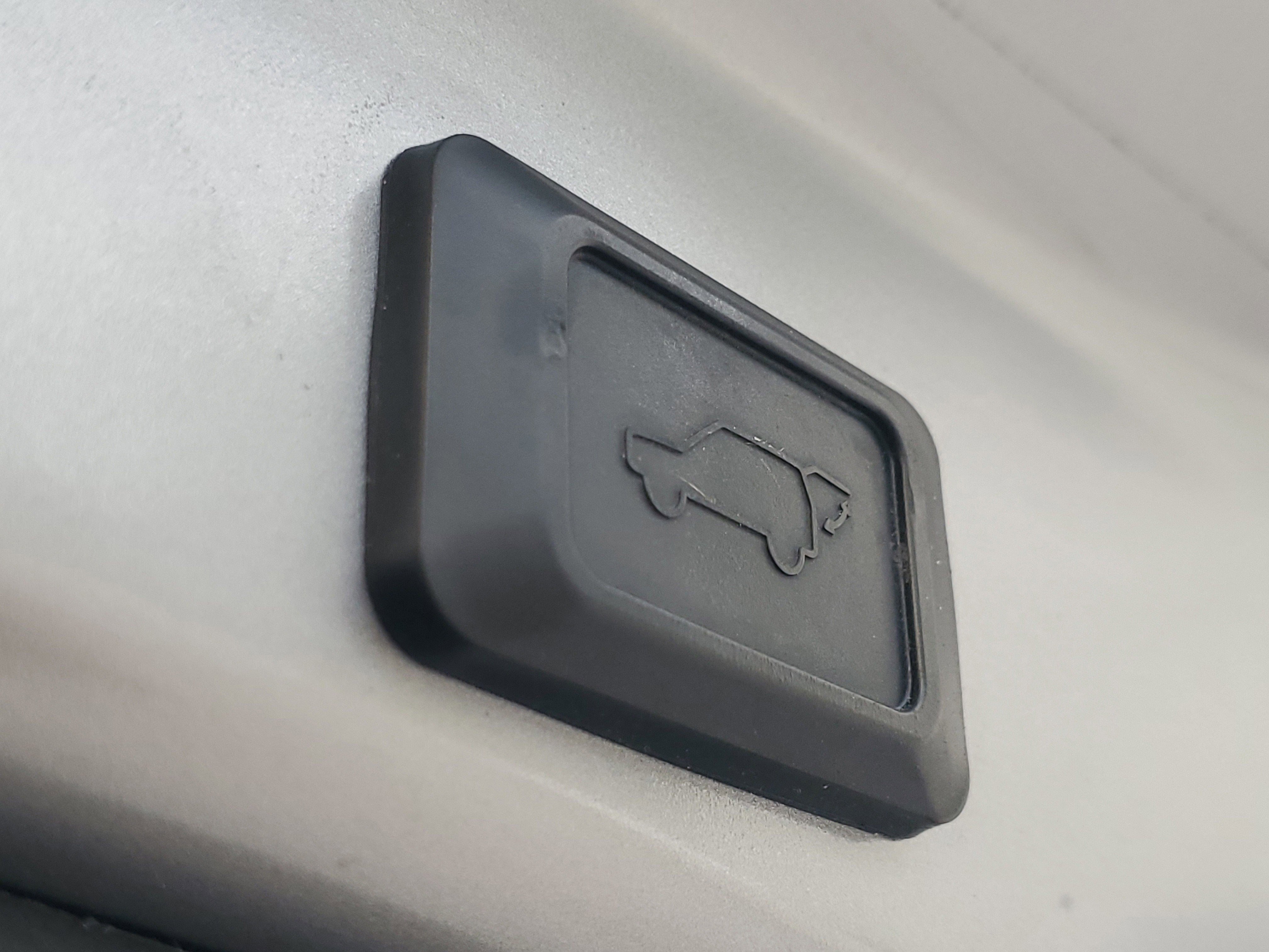 Used 2020 Toyota RAV4 XLE Premium image 10