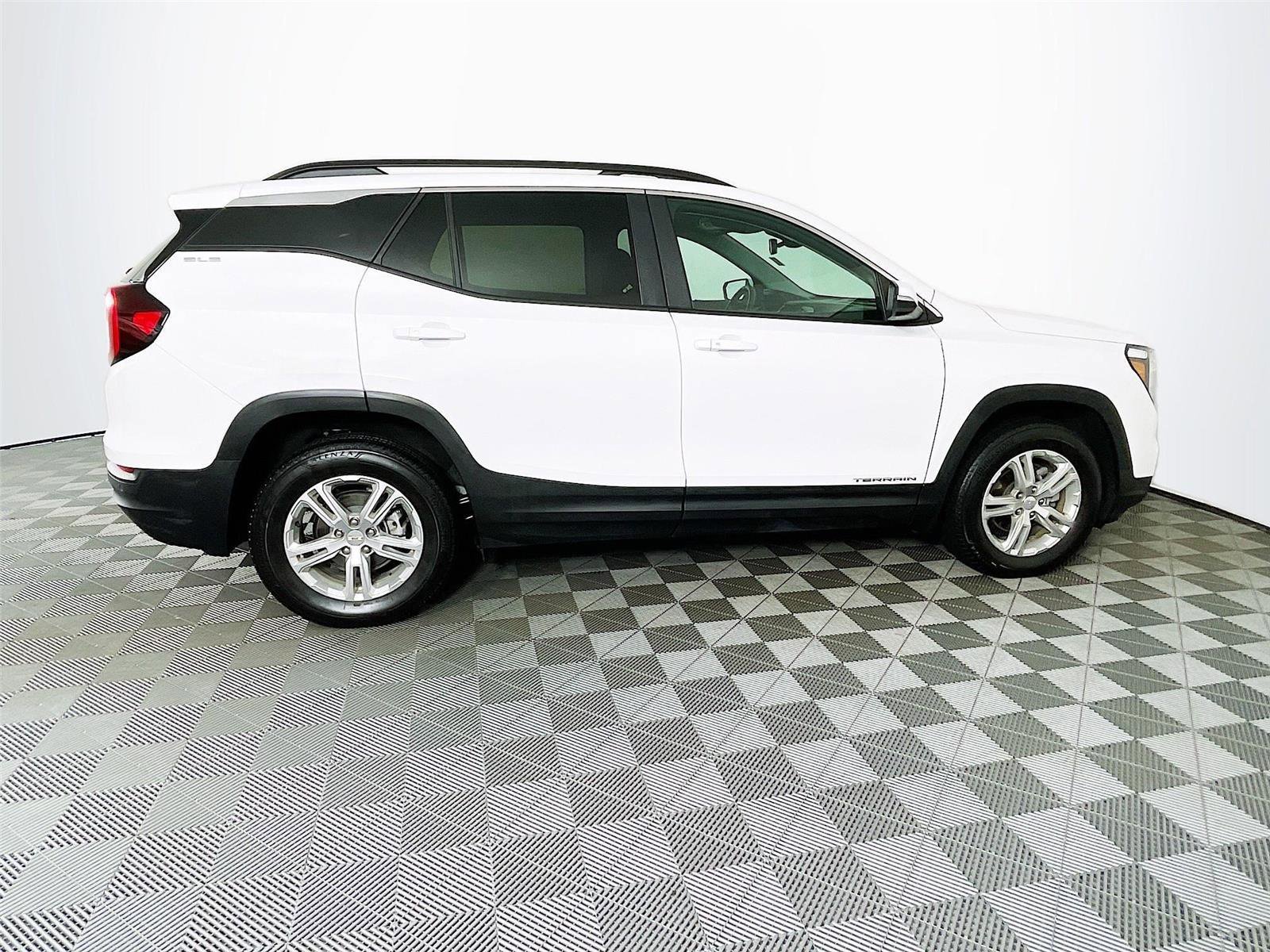 Used 2023 GMC Terrain SLE w/ Driver Convenience Package image 10